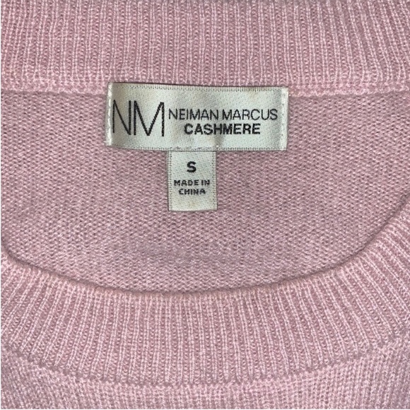 Neiman Marcus 100% Cashmere Crewneck Sweater in Pale Pink - Picture 2 of 11